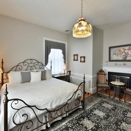 Brockamour Manor Bed And Breakfast Niagara-on-the-Lake Esterno foto