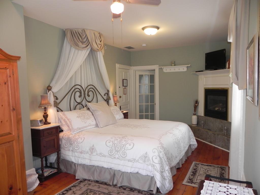 Brockamour Manor Bed And Breakfast Niagara-on-the-Lake Esterno foto